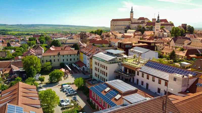 Letecký pohled na Mikulov se zámkem nad střechami