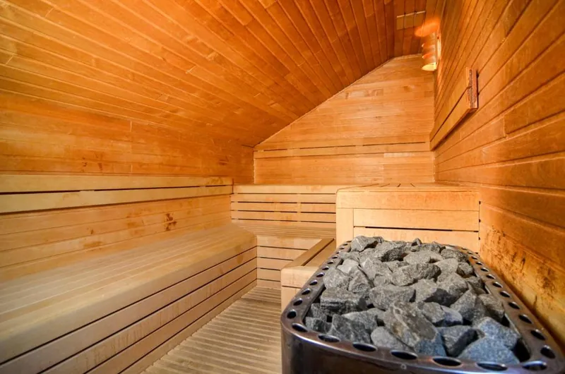Dřevěná finská sauna s kamny